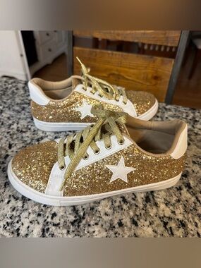 Outwoods woman’s sneakers size 9